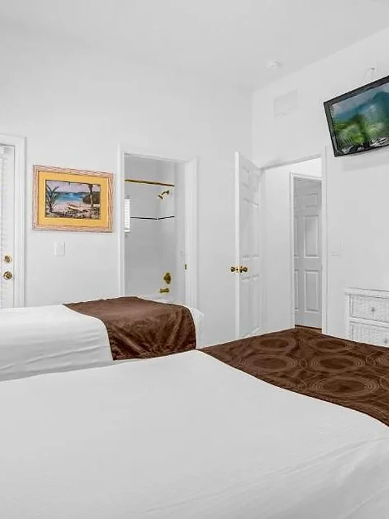 Spieler-Unterbringung — Schlafzimmer mit zwei Einzelbetten und Stauraum.