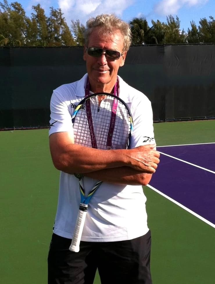 Eric van Harpen with sunglasses on a tennis court