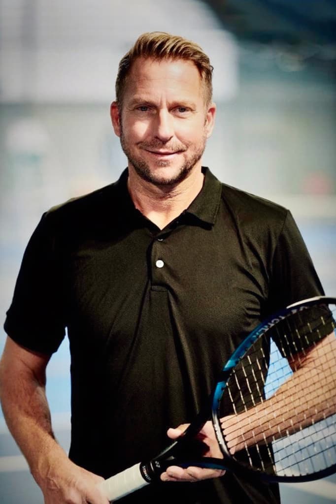 Oliver Gross on a sunny tennis court